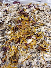 Load image into Gallery viewer, Oatmeal Lavender Chamomile Rose Bathe Soak Sachet